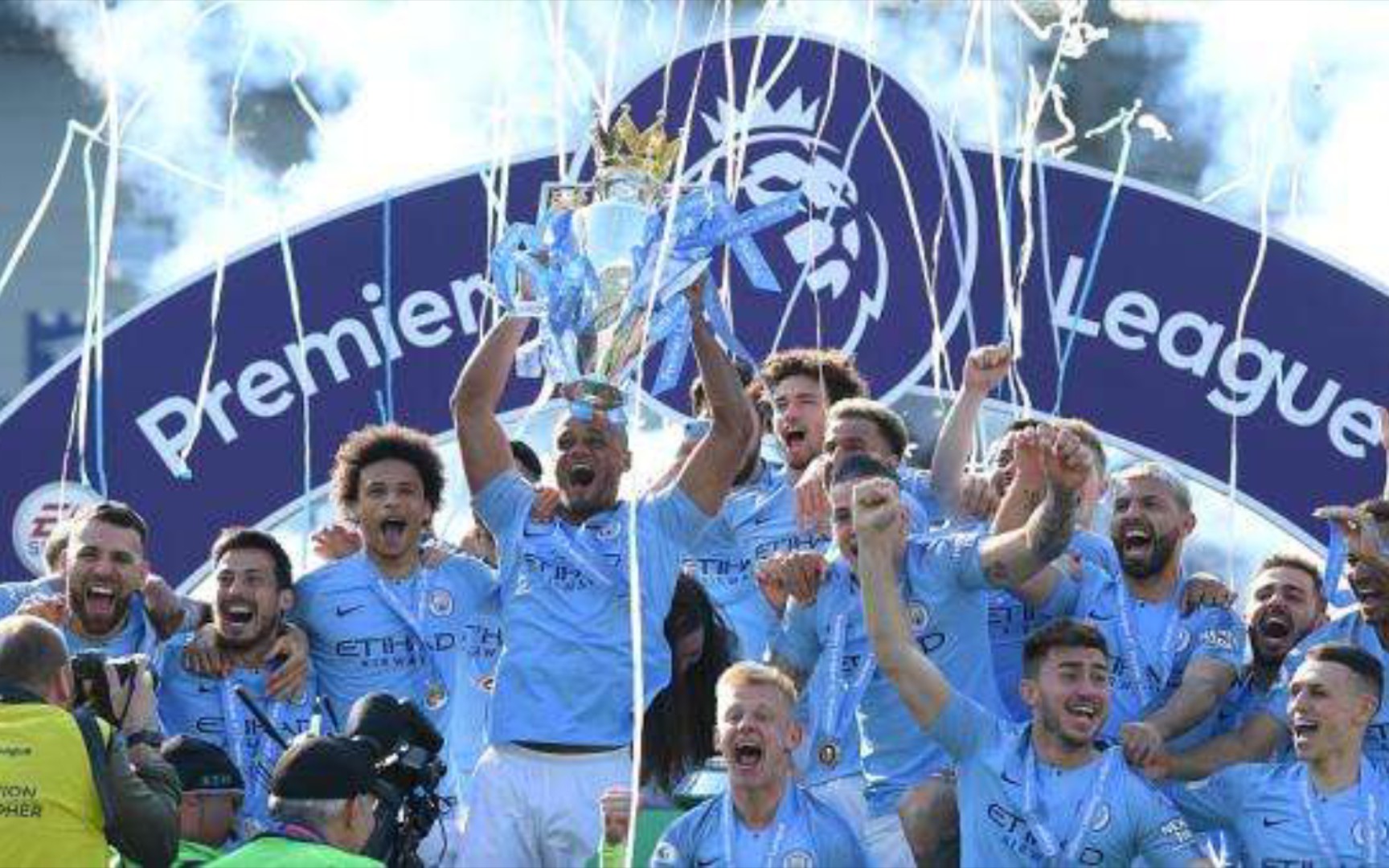 紧张激烈的 紧张激烈的